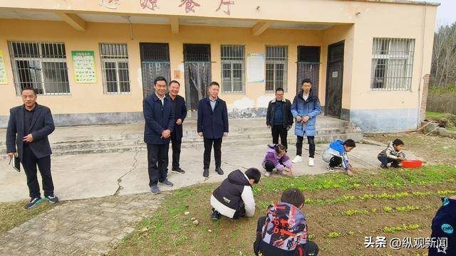 内乡县教体局党组书记、局长樊振芳一行深入七里坪乡调研指导“两创”工作