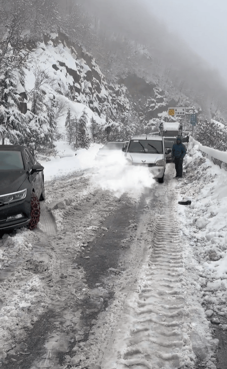 停运、高速封闭！中央气象台四预警齐发，河南局地积雪达20厘米，有车主被困12小时