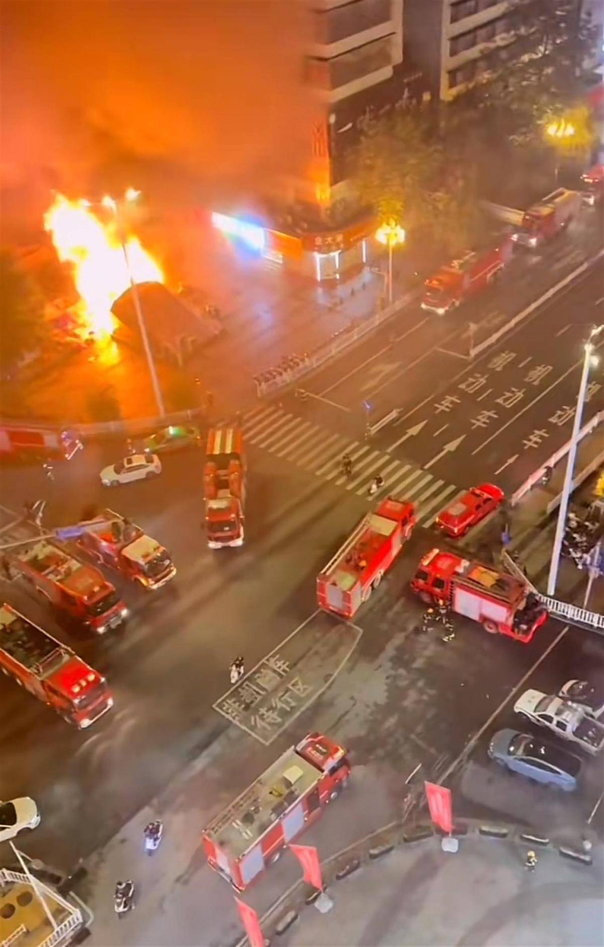 广西柳州一地下商业街发生火灾，消防连夜扑救，有商户称预计损失20余万元