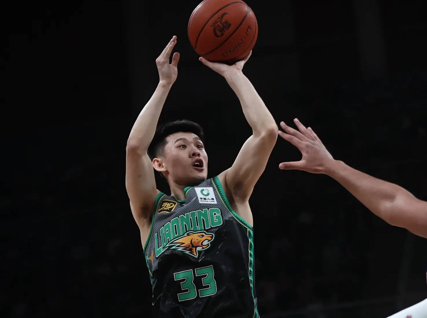 双子星！赵继伟屡中压哨三分 王岚嵚三分4中4