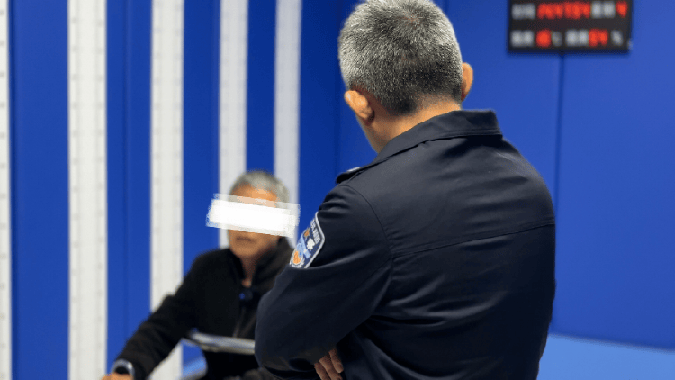 全家“吸血”！瘫痪哥哥在破旧老宅去世，弟弟冒领58万元工伤金买奔驰
