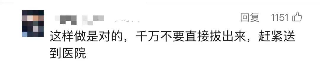 3岁女童头上插刀淡定就医，受伤原因查清！