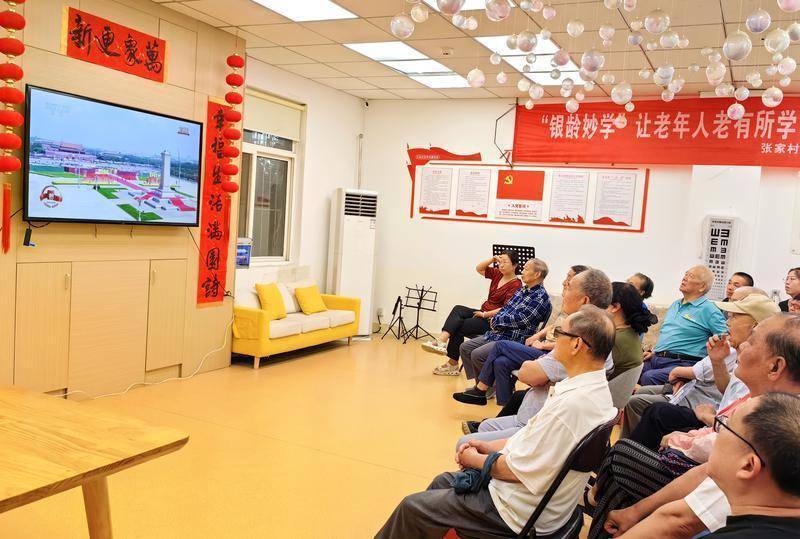 多社区组织观看大会直播 众居民齐抒家国情怀