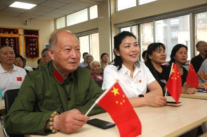 多社区组织观看大会直播 众居民齐抒家国情怀