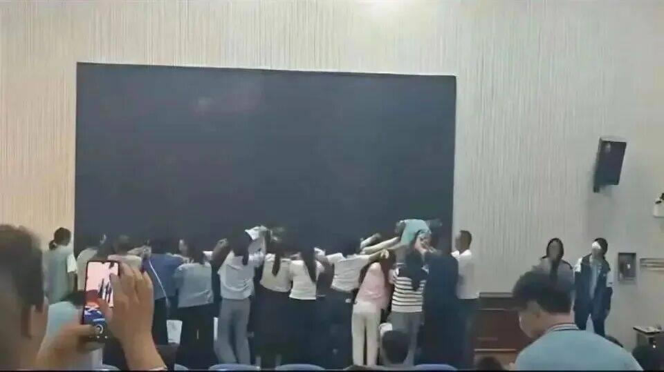 天津媒体评论：蒙眼踩过跪地父母 如此“感恩”为何让人不适？