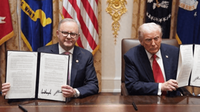 特朗普又变卦了？美方逼中国“二选一”，中国还没表态，美国民众遭不住了，华盛顿罕见一幕上演！