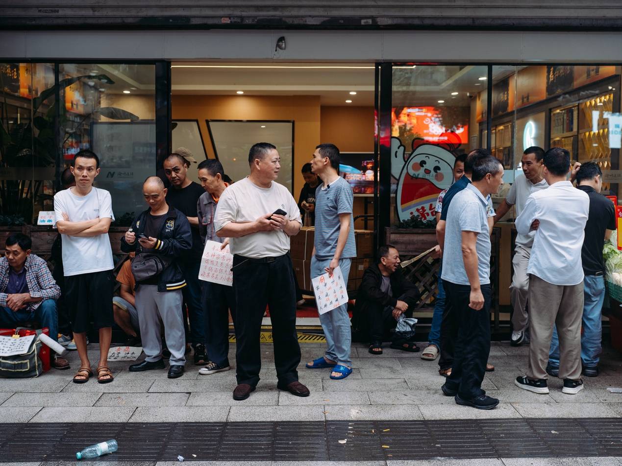 他们挤在8元一晚的旅店 几百人抢一个活