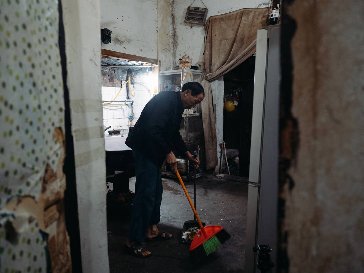 他们挤在8元一晚的旅店 几百人抢一个活