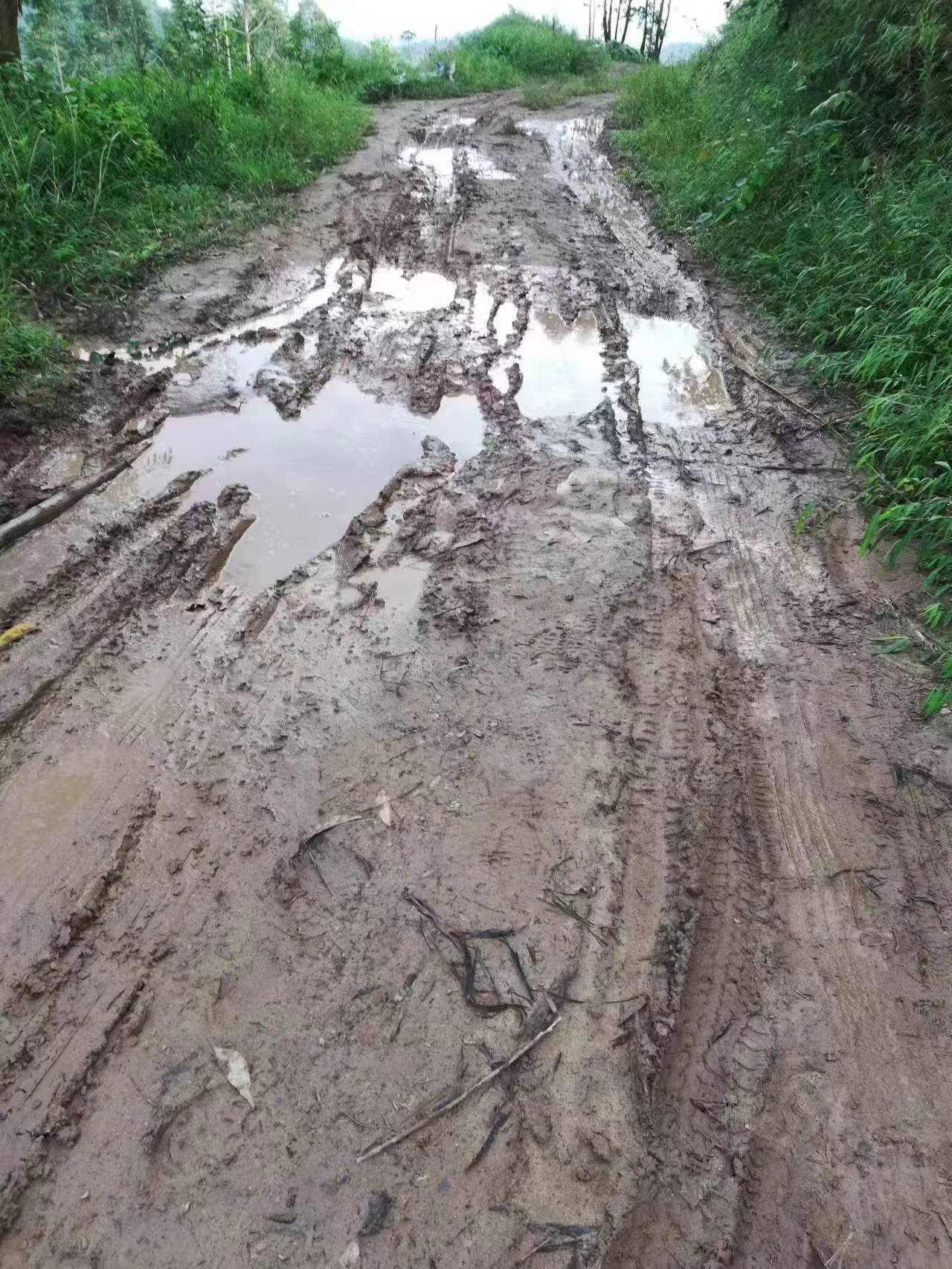 村民众筹30万元欲硬化通村路,10年间10人去世都未等来动工,街道办称尚在争取上级补助资金