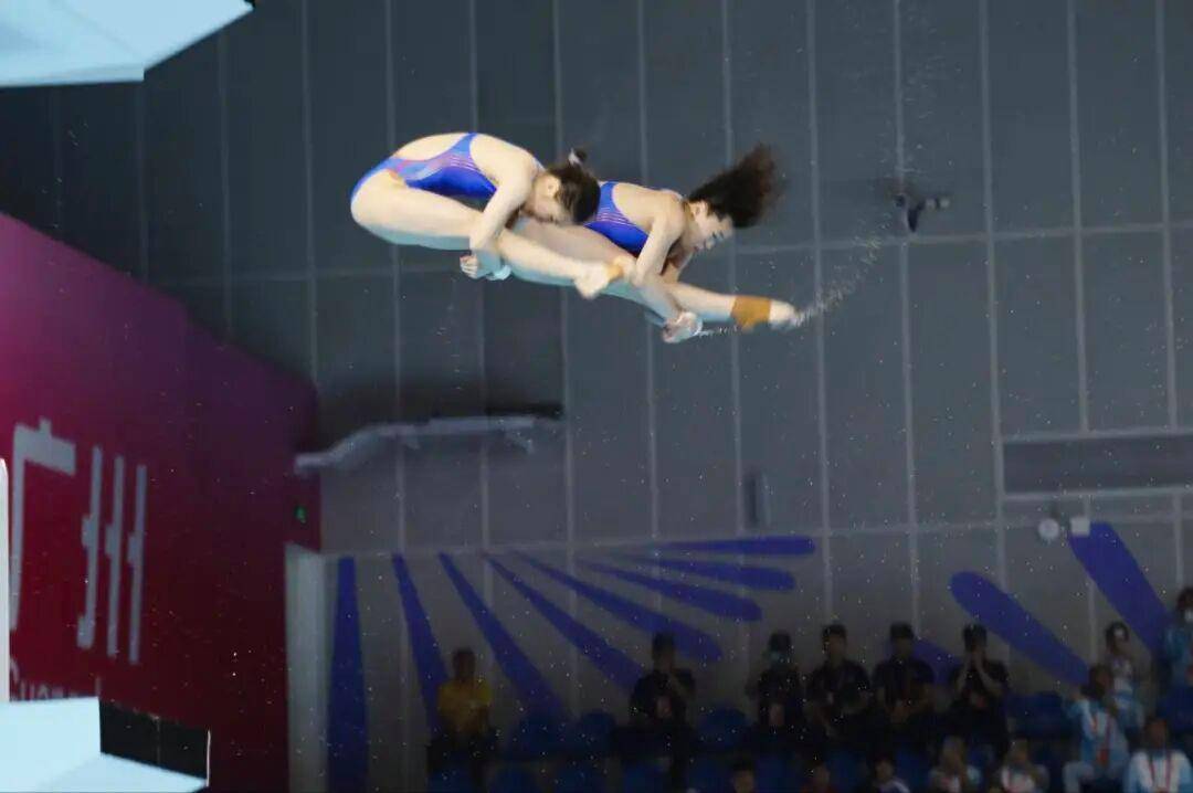 全红婵伤愈首秀夺冠！出战女子团体双人10米台，看台上都是为她加油的海报