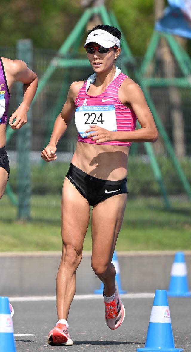 全运会丨女子20公里竞走决赛:杨家玉率先冲线