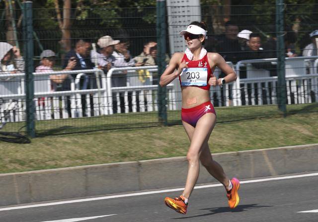 全运会丨女子20公里竞走决赛:杨家玉率先冲线