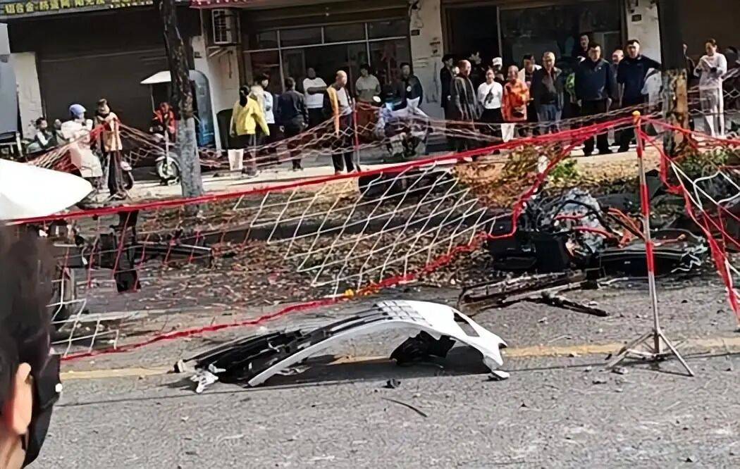 湖北一轿车疑似超速撞倒电箱撞断树,市民:发动机都甩出来了;交警:有人受伤