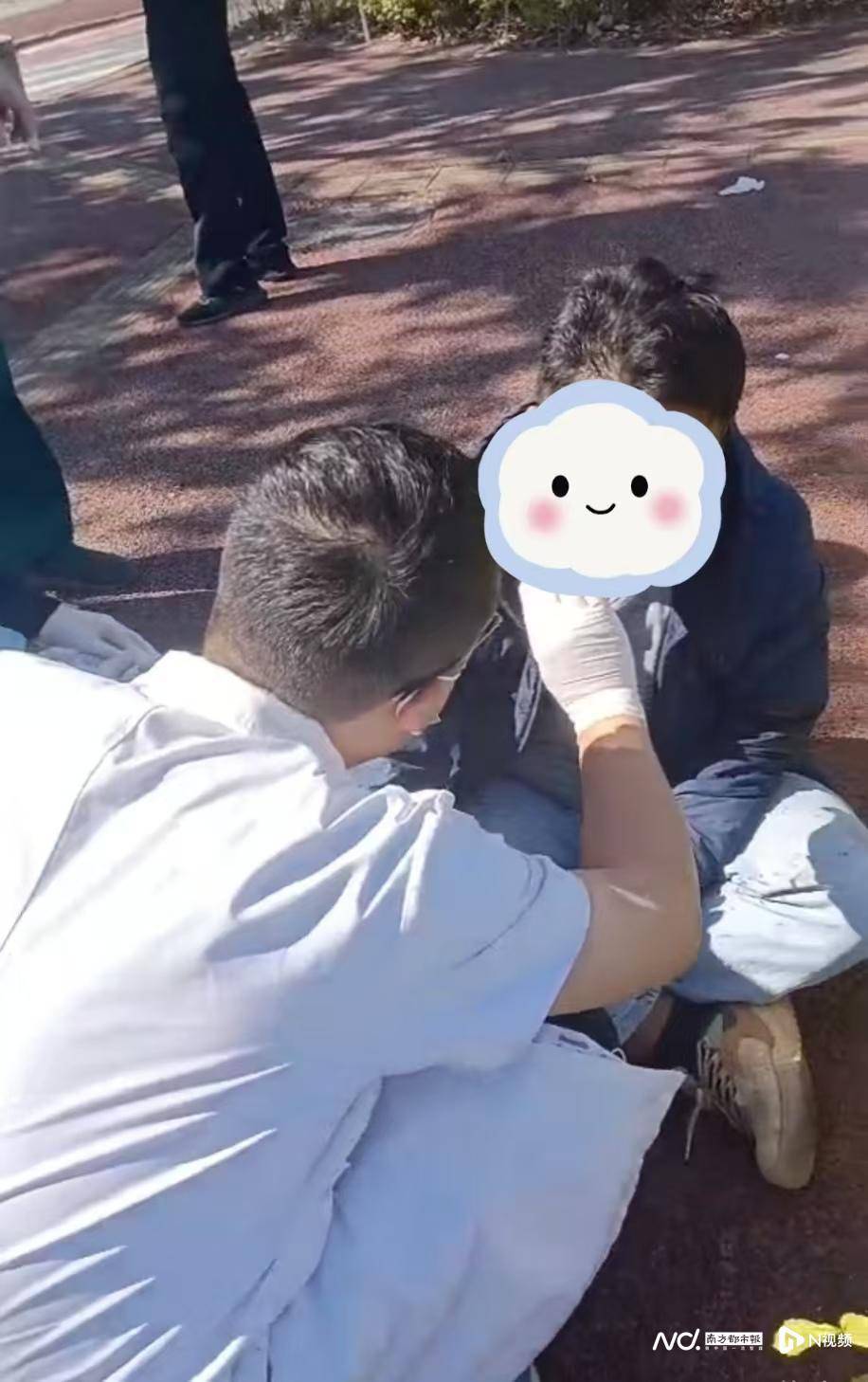 广东惠州一男子摔倒在车流中,退役军人毫不犹豫冲上前去