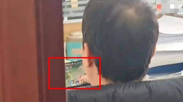 男子上班时间办公室打游戏敷衍来访群众？商洛市洛南县交通局纪检组回应