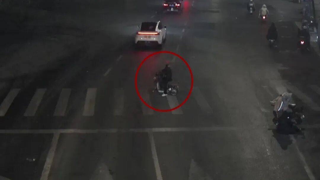 北京一男子将人撞骨折后逃逸，事后称没时间报警：“怕她耽误我事”
