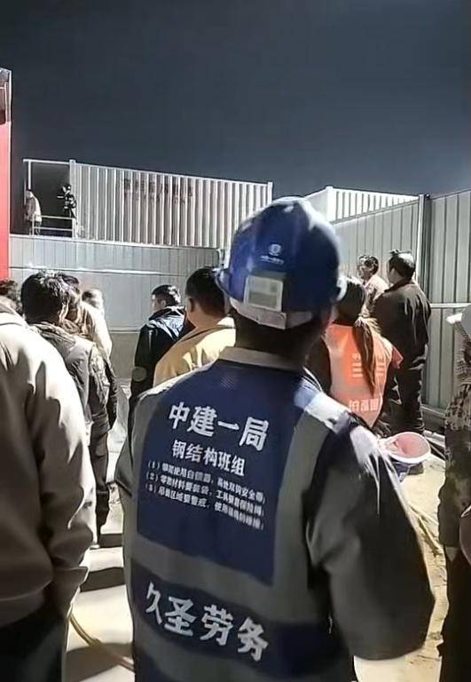 建筑工人摇晃围栏喊“要出去吃饭”；知情人：限制外出吃饭要求在食堂吃；中建一局：情况已上报