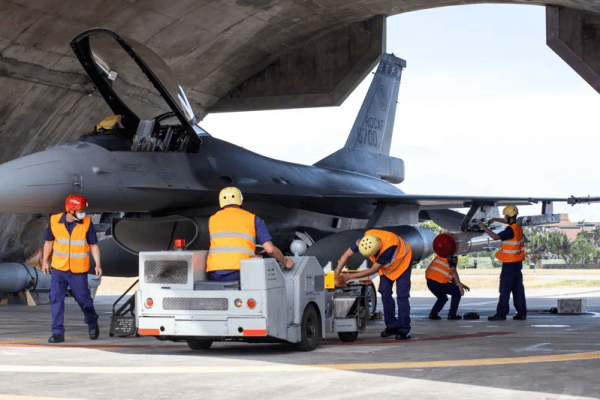 台军退役飞行员曝料：台军F-16V升级后飞控一塌糊涂，飞它就是在玩命