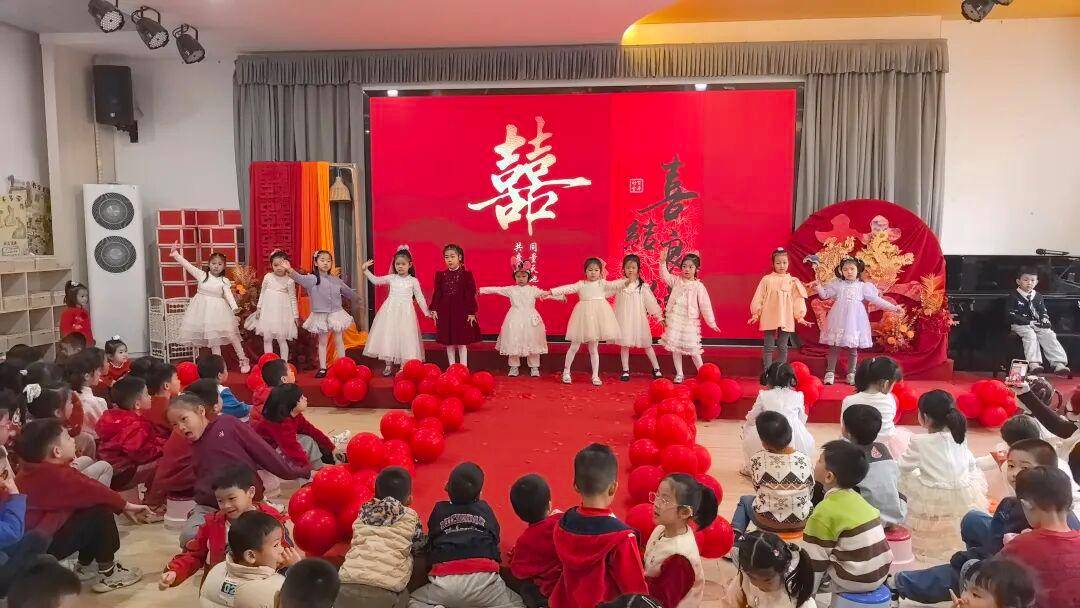 广东一老师在幼儿园内办婚礼，全园孩子都来迎亲吃席