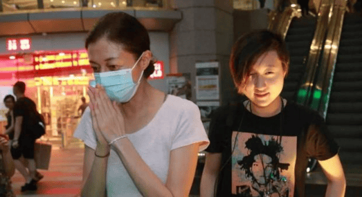 考古|小龙女正式与成龙和解？被曝生活拮据遭父亲经济支援，叛逆多年的她终成熟