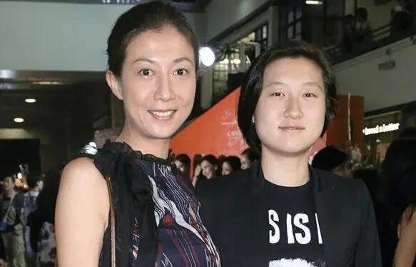 考古|小龙女正式与成龙和解？被曝生活拮据遭父亲经济支援，叛逆多年的她终成熟