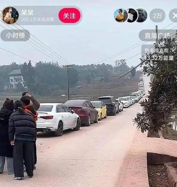 上千网友到合川帮女孩杀猪，当地文旅部门发文“欢迎来蹭饭”，农家乐推出杀猪、吃刨猪汤服务