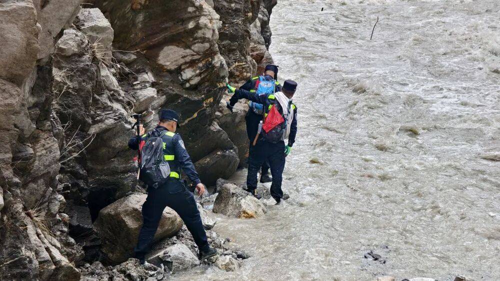 西藏边检民警救援路上哽咽：“下面都是我们的人民群众，我们去接他们”；同事：“他女朋友也在下面”