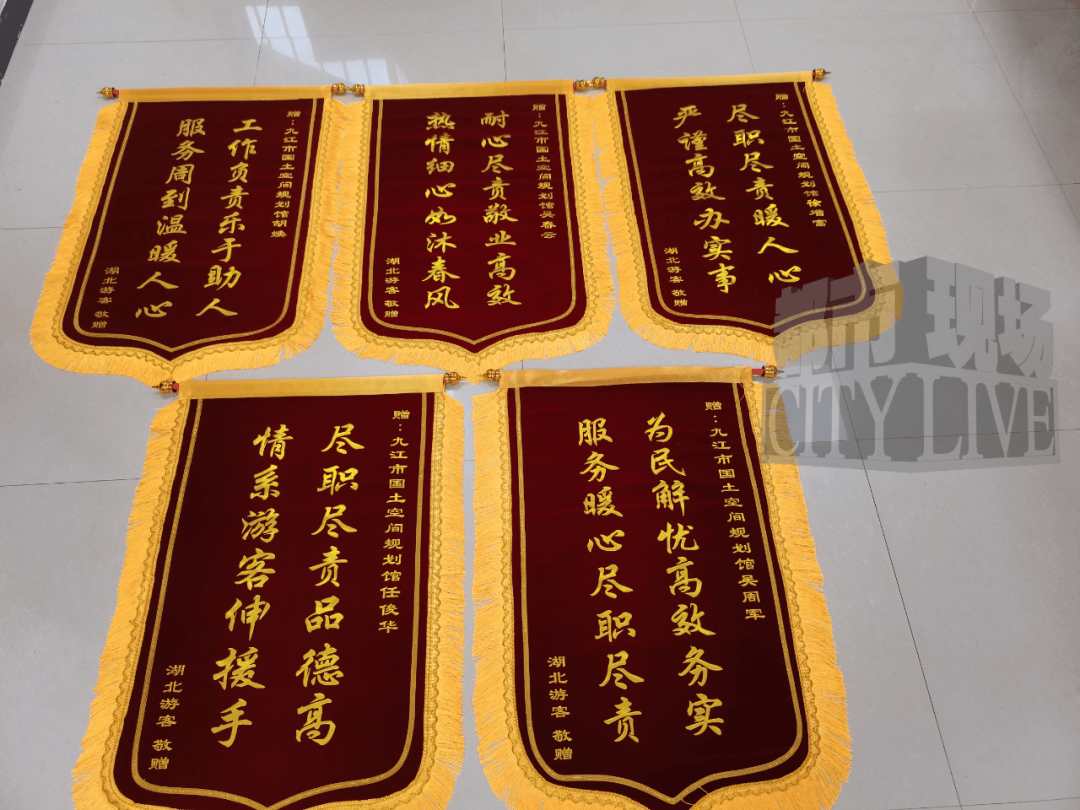 武汉一游客新手机掉进江西九江一展馆夹层，五位工作人员高温作业2小时取出；当事人：里面几乎没空气，我感动到哭