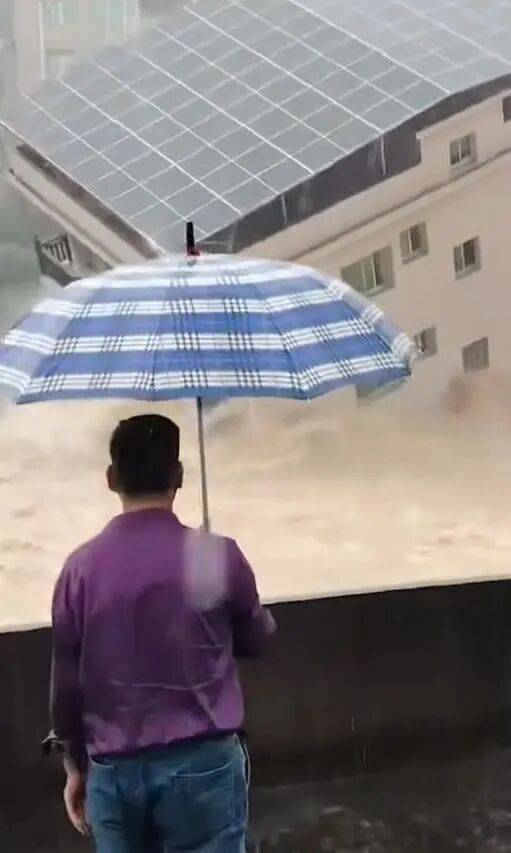 福建仙游县突发山洪，一栋三层民房被洪水冲垮；镇政府：房屋垮塌前，该户居民已安全撤离，无人员伤亡；当地发布暴雨红色预警