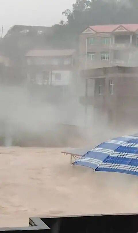 福建仙游县突发山洪，一栋三层民房被洪水冲垮；镇政府：房屋垮塌前，该户居民已安全撤离，无人员伤亡；当地发布暴雨红色预警